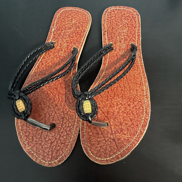 Made in Ghana slippers - Picture 1 of 3